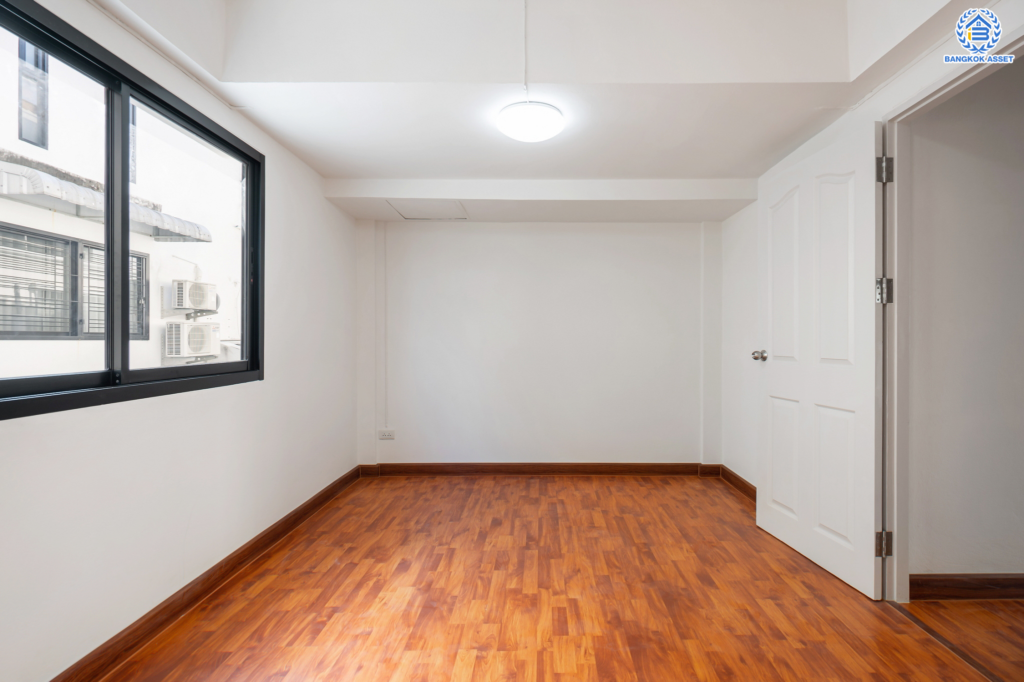 บ้านมือสองตกแต่งใหม่ ม.ศุภาลัยวิลล์ รัตนาธิเบศร์18 ทาวน์เฮ้าส์ 3 ชั้น ทำเลโซนเมือง! เนื้อที่ 18.3 ตร.ว. ฟังก์ชันจัดเต็ม 4 ห้องนอน 3 ห้องน้ำ จอดรถได้ 1 คัน บนสุดยอดทำเล! เชื่อมต่อได้ทั้ง ถ.รัตนาธิเบศร์ ถ.ติวานนท์ และสนามบินน้ำ ใกล้เซ็นทรัลรัตนาธิเบศร์ ทางด่วน "งามวงศ์วาน" และรถไฟฟ้าสายสีม่วง "สถานีศูนย์ราชการนนทบุรี"